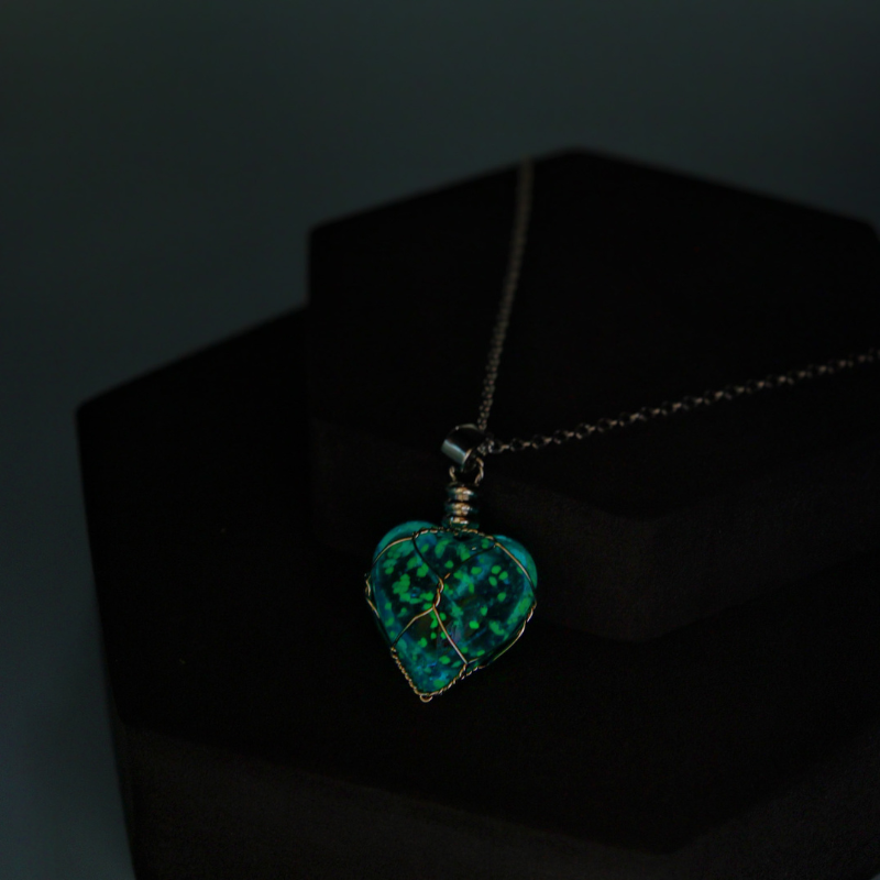 Love Heart Crystal Glow Pendant | Glow-in-the-Dark Necklace for Parties 💖